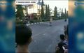 Aksi Balap Liar Dibikin Kocar-kacir Emak-emak, Joki Dicegat Pakai Kursi, Penonton Heboh