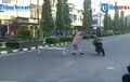 Video Viral Emak-emak Super! Bubarkan Balap Liar, Lempari Kerumunan dan Palangi Jalanan Pakai Kursi Panjang