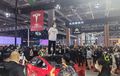 Konsumen Nekat Naik di Atas Tesla Model 3 untuk Komplain saat Shanghai Auto Show, Tesla Akhirnya Minta Maaf