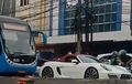 Viral Terobos Jalur Busway, Pengemudi Mobil Mewah Lambaikan Tangan, Minta Sopir Bus Trans Jakarta Mundur