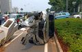 Toyota Avanza Tak Berdaya, Hancur Tendang Beton Pembatas Jalur Sepeda di Sudirman