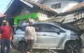 Mitsubishi Xpander Jebol Warung dan Rumah di Sukabumi, Atap Ambrol, Diselamatkan Motor
