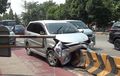Wajah Toyota Avanza Manyun, Bumper Hancur Disodok Separator, Gara-gara Terlalu Dekat Membuntuti Bus TransJakarta