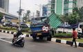 Truk Kontainer Tak Terkendali Berakhir Melintang di Pembatas Jalan, Rem Blong Jadi Penyebab