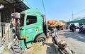 Trailer Hantam Lambung Kiri Truk Tangki, Berhenti di Pagar Rumah, Warga Tadahi Solar Tumpah