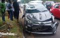 Toyota Calya Amburadul Usai Telentang, Dicongkel Truk, Dikagetin Agya Putar Arah