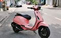 Vespa Sprint Berparas Manis, Bodi Merah Muda, Aksesorinya Paripurna