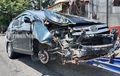 Kijang Innova Pecah Ban, Roda Putus Bodi Terkoyak, Diselamatkan Tiang