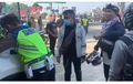 Video Viral, Hendak Diputar Balik Pemudik Tiba-tiba Kesurupan, Warganet: "Kok kayak RoboCop ya".