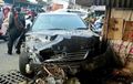 Toyota Camry Salip Angkot, Sambar Beberapa Motor dan Kijang, Silaturahmi ke Warung