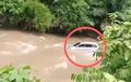 Toyota Avanza Berenang di Sungai, Niat Pengemudi Hindari Gundukan Pasir