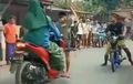 Kocak Banget, Siap-siap Lepas Start Balap Liar, Malah Ditabrak Motor Dari Belakang, Tonton Videonya