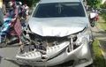 Toyota Avanza Terburai, Sabet Motor Dari Arah Berlawanan, Berakhir Tabrak Pikap Parkir
