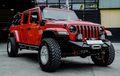 Jeep Gladiator Gagah Full Aksesori Off-road, Bak Belakang Pasang Tenda