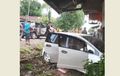 Honda Jazz Hindari Mobil, Roda Turun Aspal Oleng ke Kanan, Tiga Warga di Kios Tak Tertolong