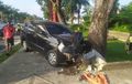 Toyota Avanza Loncat ke Trotoar, Wajah Ambyar, Motor Sampai Petugas Kebersihan Ditumbuk