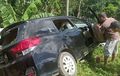 Honda Mobilio Nyempil di Pembatas Jalan, Efek Ngantuk, Berakhir Gagal Nikung