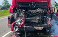 Mercedes-Benz Actros Terburai, Banting Kiri Sabet Truk Trailer Muat Tiang Beton, Kernet Terluka