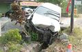 Toyota Avanza Terpental ke Parit, Bodi Terkelupas, Tusuk Tiang Lampu Dekat Polres Kulon Progo