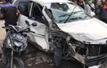 Toyota Avanza Tebas Truk Arah Lawan, Bodi Terkoyak, Yamaha Mio M3 Ikut Terlibat