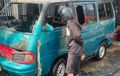 Mitsubishi Colt T120SS Jadi Bangkai, Kabin Gosong Cat Bodi Melepuh, Beruntung Sepi Penumpang