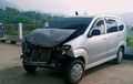 Daihatsu Xenia Ambrol Depan, Pemilik Coba-coba, Angkot, Pikap Tahu Bulat dan Pagar Diseruduk