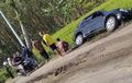 Suzuki Escudo Miring, Roda Kiri Terperosok ke Sawah, Korban Jalan Rusak di Sragen