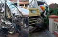 Honda City Tak Berbentuk Dihantam Truk Terbang Nyangsang di Sekolah, Satu Orang Meninggal Dunia