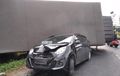 Daihatsu Ayla Dipaksa Berhenti, Bagasi Gepeng, Tertimpa Truk Boks