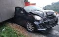 Enggak Sempat Kabur, Ayla Gepeng Tertindih Truk Muatan Mie Instan Yang Jalan Mundur
