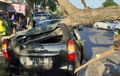 Toyota Avanza Nyangkut Pas Digas, Warga Teriak, Atap Cekung Digebrak Pohon