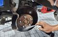 Ini Lho Alasannya Kenapa Membersihkan Rem Mobil Harus Pakai Cairan Brake Cleaner