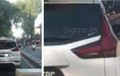Mitsubishi Xpander Halangi Ambulans, Klakson Tak Digubris, Malah Acungkan Jempol ke Bawah