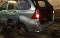Toyota Transmover Ringsek Bodi Kiri, Ban Sobek, Ditusuk Motor di Pintu Tol Desari