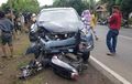 Toyota Avanza Dipacu 80 Km/Jam, Melebar Gayang Honda Scoopy, Masuk Hingga Kolong