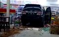 Toyota Fortuner Obrak-abrik Minimarket di Kuningan, Kecepatan Tinggi Terobos Pintu Kaca