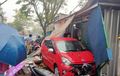 Toyota Agya Obrak-abrik Warung Sayur, Ibu Hamil Terpental, Niat Ngerem Salah Injak Pedal Gas