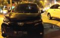 Toyota Avanza Mendadak Pincang, Ban Depan Raib Saat Diparkir, Jukir Ikut Menghilang