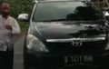 Kijang Innova Lawan Arah Dipukul Mundur, Pengemudi Marah-marah, Turun Bawa Botol