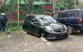 Honda Brio dan Toyota Kijang LGX Parkir Tanpa Roda, Diganjal Batako, Maling Sisakan Satu