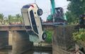 Tragis, Pajero Hantam Pagar Jembatan Nyebur Ke Sungai, Suami dan Tiga Anak Tak Tertolong