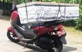 Viral, Yamaha NMAX Plat Merah Boncengin Peti Mati Belasan Kilometer, Ternyata Ini Yang Terjadi