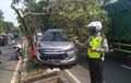 Petugas Taman Dihajar Kijang Innova Bensin 2019, Pecah Ban Terpelanting di Matraman