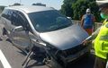 Gara-gara Dering HP, Kaki-kaki Mitsubishi Grandis Ambrol di Exit Tol Mojokerto