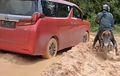 Heboh Toyota Alphard Buat Off Road Masuk Jalan Berlumpur, Tonton Videonya