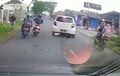 Nyelonong dari Kanan, Honda BeAT Hampir Disikat Daihatsu Ayla, Netizen Ikut Gedek!