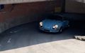 Porsche 911 Carrera RS Diajak Drifting dari Parkiran Basement, Gerakannya Halus Banget