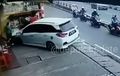 Pedal Rem Ketuker Gas, Honda Mobilio Obrak-abrik Kios Saat Putar Balik di Depok