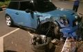 Mata Merem Melek, MINI Cooper Patah Kaki Usai Tabrak Pohon