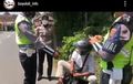 Pemuda Pukuli Motornya Sendiri, Efek Ngambek Usai Disuruh Putar Balik Polisi